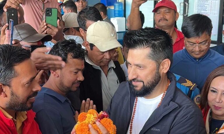 कारागारमा हुँदा गरेको भाकल पूरा गर्न रास्वपा सभापति लामिछाने भारत प्रस्थान