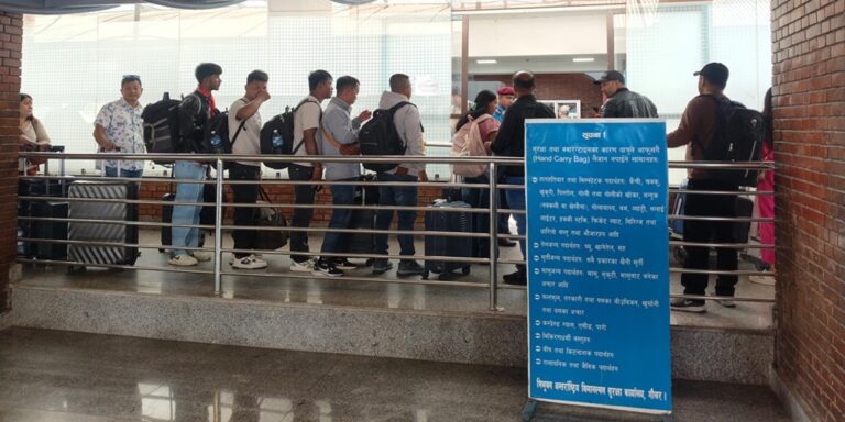 दसैँमा पनि रोकिएन विदेसिने युवाको लर्को