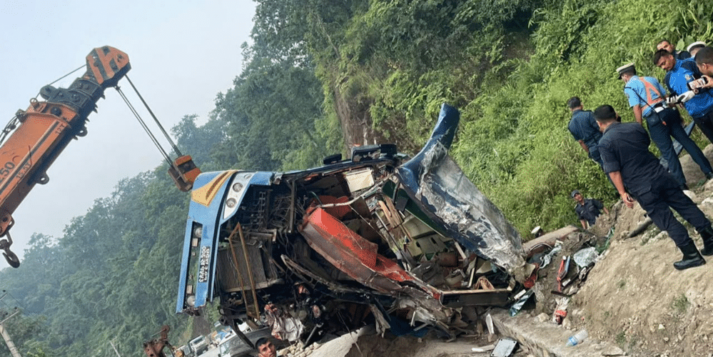 दाउन्नेमा बस पल्टिँदा ४ को मृत्यु, ११ घाइते