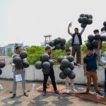 कालो बेलुन उडाएर विद्यार्थीले मागे गृहमन्त्रीको राजीनामा