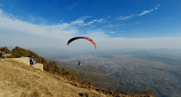 सुर्खेतको आकाशमा पनि प्याराग्लाइडिङको मजा