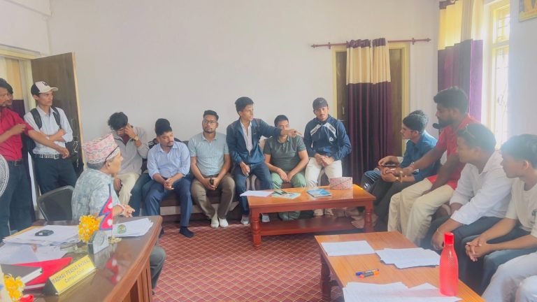 सुर्खेत बहुमुखी क्याम्पसले गरेको शुल्कवृद्धि फिर्ताको माग गर्दै आन्दोलन