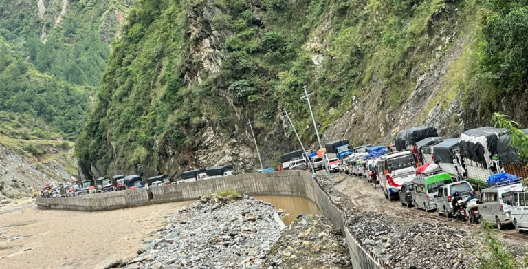 पहिरोले बीपी राजमार्ग अवरुद्ध